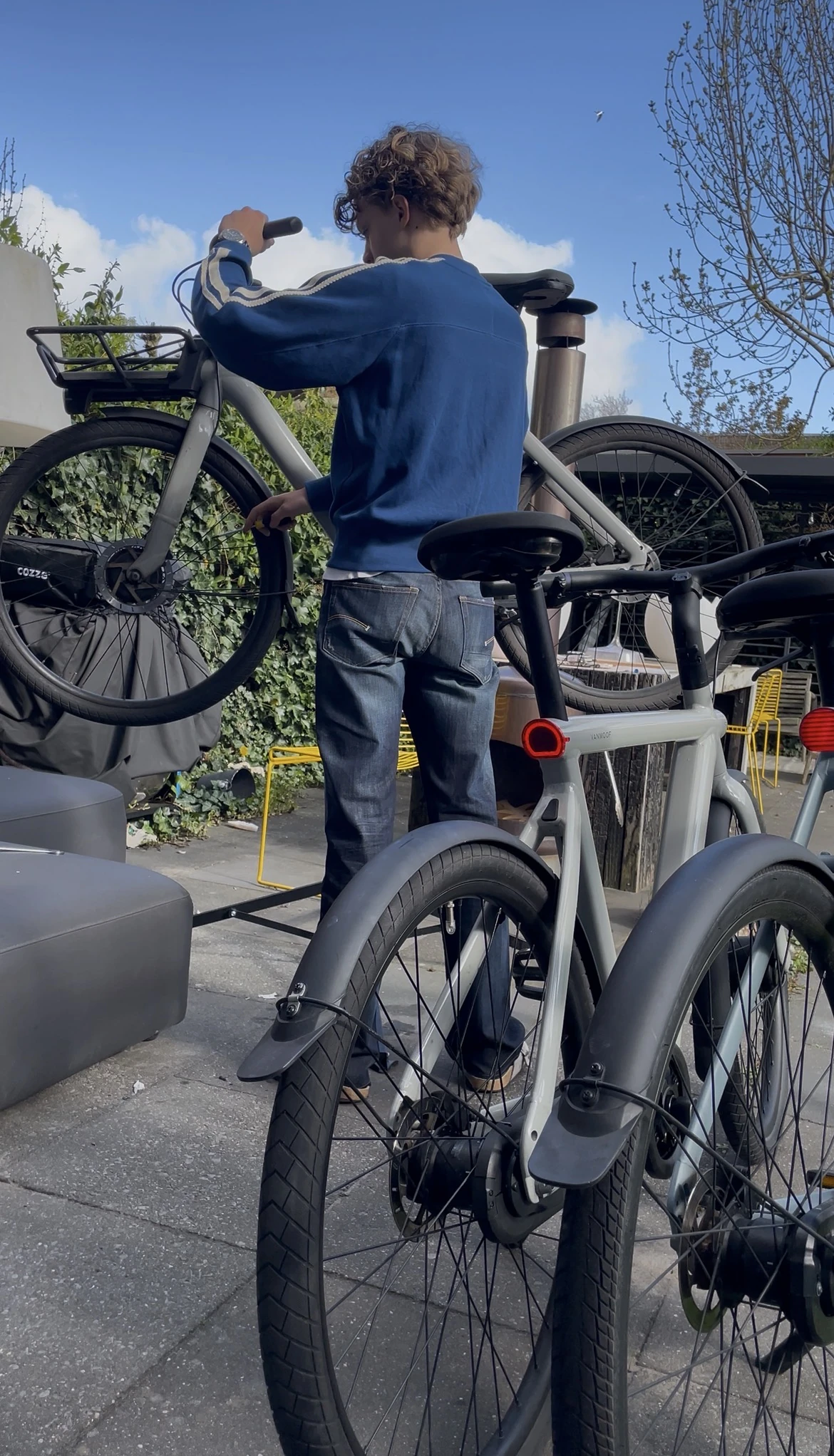 Max werkt aan meerdere VanMoof-fietsen
