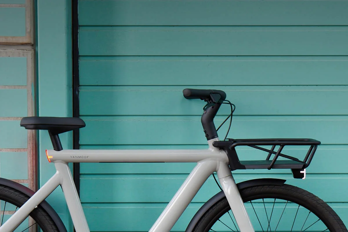 VanMoof tegen turquoise wand